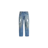 Jeans de denim celestes con lavado desgastado, de corte recto, con apliques de estrellas blancas en las piernas adornadas con cristales de colores.