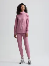Buzo rosa de cuello alto con cordón ajustable en la cintura.