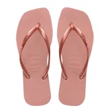 Sandalias tipo ojotas Havaianas modelo Slim Square, con diseño de punta cuadrada y tiras finas metálicas.