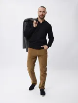 Pantalon de pana color tostado, de corte regular fit, con cinco bolsillos clásicos, cierre de botón y cremallera.