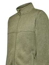 Campera polar verde con cierre frontal completo y bolsillos laterales con cierre. Confeccionada en poliéster reciclado con tejido exterior jaspeado tipo sweater e interior de micropolar.