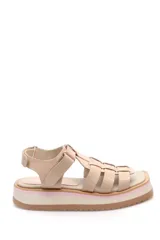 Sandalia de tiras anchas color beige, con ajuste de velcro en el tobillo y plataforma con detalle de línea rosa.