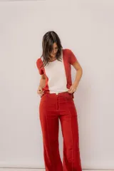 Pantalón de lino de invierno en color rojo, de corte recto y tiro alto. Presenta costuras a contratono visibles y bolsillos laterales funcionales.