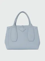 Cartera tipo tote de tamaño pequeño, confeccionada en cuero granulado color celeste. Presenta un diseño estructurado con asas cortas, cierre de solapa con el icónico broche de bambú metálico y correa ajustable para llevar cruzada.