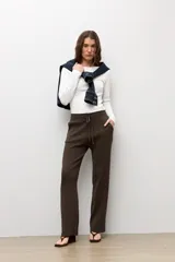 Pantalón tejido marrón oscuro de corte recto, con cintura elástica y cordón ajustable.