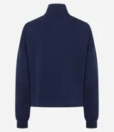 Campera deportiva de microfibra azul marino con cuello alto, cierre frontal y franjas blancas en contraste a lo largo de las mangas.
