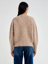 Sweater de tejido de punto con textura suave y acabado ligeramente afelpado, de corte holgado, cuello redondo y mangas largas.