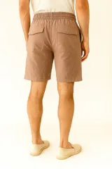 Bermuda de corte recto con cintura elástica y cordón ajustable, bolsillos laterales y diseño minimalista.