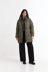 Campera puffer larga de color verde militar, con cuello alto, cierre frontal y diseño acolchado horizontal.