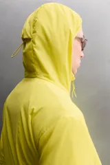 Chaqueta acolchada Zara Athleticz de color amarillo, confeccionada en tejido técnico y ligero. Cuenta con cuello subido y capucha, manga larga con puños elásticos, bolsillos frontales con cierre de cremallera oculta y cierre frontal con cremallera.