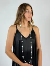 Collar largo plateado con eslabones finos y dijes circulares planos.