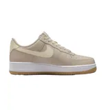 Championes Nike Air Force 1 de corte bajo, color beige con detalles en crema y suela de goma color caramelo. Presentan el logo de la marca en los laterales y una entresuela blanca.