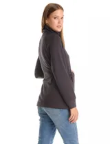 Campera de estilo envolvente color negro, confeccionada en tejido suave y elástico. Presenta cuello alto, mangas ranglan y cierre frontal oculto con botones a presión y cremallera. Incluye un lazo ajustable en la cintura para entallar la silueta, con puños y ruedo terminados en rib.