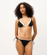 Top de bikini triangular de microfibra, color negro con bies contrastante en color blanco, tazas removibles y tiras finas para atar al cuello y en la espalda.