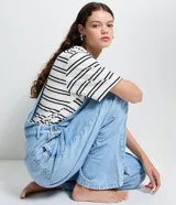 Peto de jean azul claro con corte recto, escote cuadrado, tirantes ajustables con hebillas metálicas y cierre lateral con botones. Cuenta con bolsillo frontal tipo parche y bolsillos laterales funcionales.