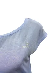 Remera deportiva Topper de mujer, de tejido liviano y traslúcido, color negro con mangas cortas y escote bote.