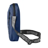 Bolso bandolera azul con logo de Caterpillar en blanco y correa ajustable con el nombre de la marca en negro y blanco.