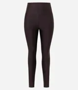 Legging deportiva de tiro alto confeccionada en microfibra elástica, con diseño ajustado y bolsillo funcional integrado. Presenta un acabado liso y costuras reforzadas para mayor comodidad durante la actividad física.