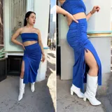 Pollera larga de microfibra color azul, con diseño de frunce lateral ajustable mediante cordón y tajo profundo en la pierna.