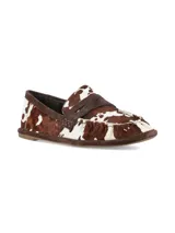 Mocasin de cuero con estampado animal print tipo vaca en tonos marrones y blancos, con detalles fruncidos en el cuerpo y copete elevado.