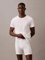 Pack de tres remeras Calvin Klein de algodón blanco. Incluye dos remeras de cuello redondo y una remera de cuello en V, con logo bordado en el dobladillo.