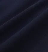 Campera deportiva azul marino con cierre frontal, cuello alto, puños y bajo acanalados. Presenta logo bordado en el pecho y detalle de rayas blancas en las mangas.