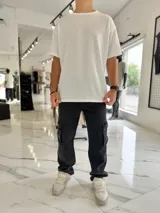 Remera oversize de tejido waffle en color blanco, con cuello redondo y mangas cortas.