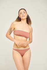 Corpiño strapless color ladrillo con contorno en color crema.