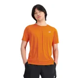 Remera deportiva New Balance Accelerate de poliéster color naranja con logo reflectante en el pecho.