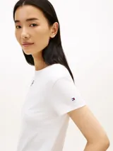 Remera Tommy Hilfiger de corte slim, color blanco, de manga corta y cuello redondo. Confeccionada en punto de algodón elástico, cuenta con un logo texturizado en fuente Script en el pecho y un pequeño logo bordado en la manga.
