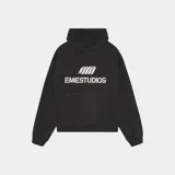 Hoodie negro con capucha, bolsillo tipo canguro y estampado frontal blanco con el logo de "EMESTUDIOS".