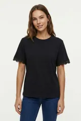 Remera negra de algodón de corte clásico y mangas cortas, con detalle de encaje o puntilla en el borde de las mangas.