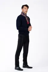 Sweater marrón de punto con cuello en V y mangas largas.