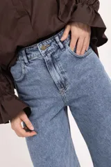 Jean wide leg de tiro alto confeccionado en denim de algodón, con pierna amplia y ruedo deshilachado.