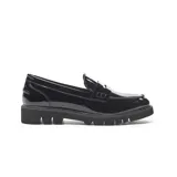 Zapato mocasín de charol negro con detalle de antifaz y suela track.