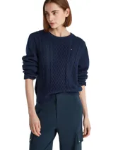 Sweater de punto azul marino con cuello redondo y diseño de trenzas en el frente. Presenta un pequeño logo bordado en el pecho.