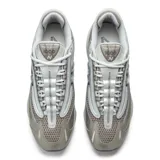 Championes New Balance modelo 1000 color plateado y beige, con detalles en negro. Diseño futurista con superposiciones de malla y ante, amortiguación ABZORB en talón y antepié, y caña Stability Web en el mediopié.