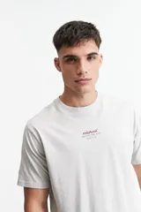 Remera de manga corta color azul con estampado en la espalda que dice "if you don't say anything... how would they know?" y la marca "mistral" en color naranja. Tiene un fit regular y escote redondo.