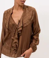 Blusa bata Marfinno de liocel marrón con estampa rayada, escote en V con amarre y jabot frontal con volados. Presenta mangas largas con volumen y puños con elástico.
