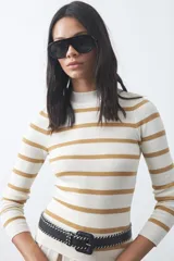 Polera de tejido rib al cuerpo con diseño de rayas horizontales en color bordó y celeste, cuello alto y manga larga.