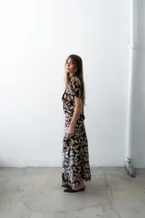 Falda larga y recta con diseño en bloques geométricos que combinan estampado floral abstracto en tonos beige, blanco y negro.