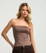 Blusa sin breteles confeccionada en microfibra color blanco, con diseño ajustado y abertura lateral en el dobladillo.