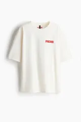 Remera de corte oversized confeccionada en algodón, con cuello redondo acanalado y hombros caídos. Presenta un diseño estampado con la palabra Pacha en color rojo en el pecho.