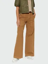 Pantalón ancho marrón tostado de corte recto, con bolsillos cargo frontales y trabillas para cinturón.