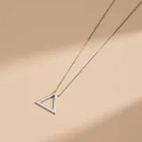 Collar de plata 925 con cadena fina de eslabones y dije geométrico en forma de triángulo calado.