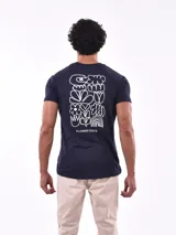 Remera blanca de manga corta con cuello redondo y un pequeño logo estampado en color verde menta en el pecho.