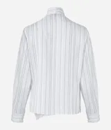 Blusa de crepé color blanco con rayas verticales finas en azul. Tiene cuello con lazo para atar, mangas largas y corte recto.