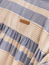 Camisa oversize con cuello mao, puño grueso y frunces en la espalda. Diseño a rayas horizontales azules y beige.