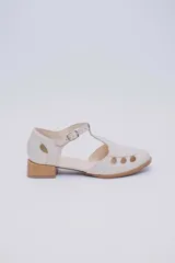 Sandalias rojas de cuero con talón cubierto, pulsera con hebilla al tobillo, puntera cerrada con aberturas circulares y taco bajo de madera.