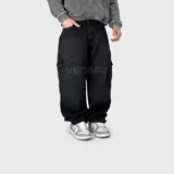 Pantalón cargo de jean negro, de corte oversize y pierna ancha, con múltiples bolsillos laterales y trabillas para cinturón.